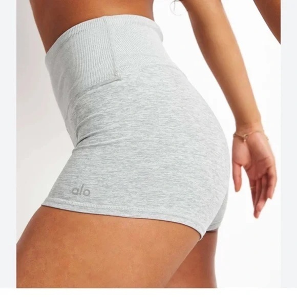 Alo Yoga Alosoft Aura Shorts 2” - Silver/Grey Medium - Picture 2 of 6